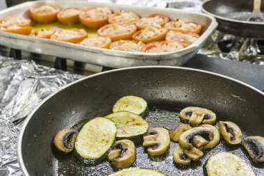 Kızarmış kabak ve mantar ve üzerine eritilmiş peynir ile pişmiş domates