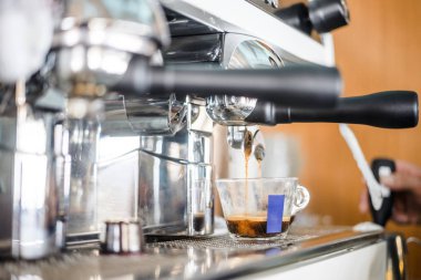 Kahve makinesi restoranda lezzetli kahve hazırlama