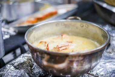 Süt ve kırmızı şarap bakır tencerede hazırlanan üsteki ıstakoz yahnisi