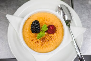 Taze yapılmış Creme Brule ile taze meyve grubu nane yaprağı