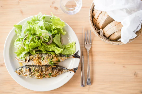 两份新鲜烤沙丁鱼 配生菜沙拉和面包 — 图库照片
