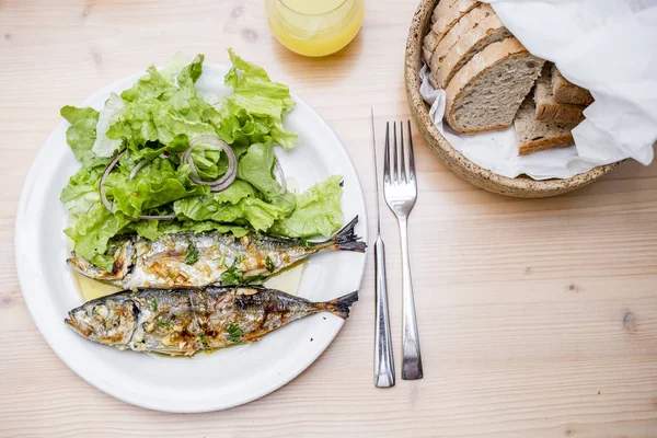 Due Sarde Appena Grigliate Servite Con Insalata Lattuga Pane — Foto Stock