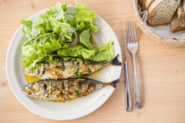 Zwei Frisch Gegrillte Sardinen Mit Salat Und Brot — Stockfoto