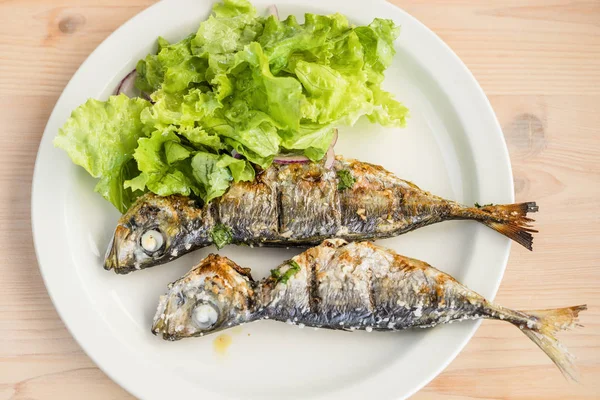 Zwei Frisch Gegrillte Makrelen Serviert Mit Salat Mit Roten Zwiebeln — Stockfoto