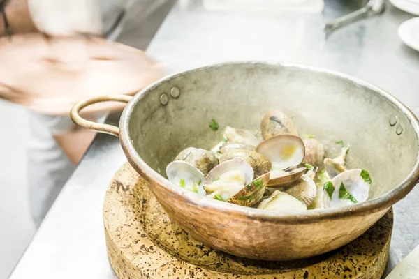 Porzione Vongole Fritte Con Aglio Coriandolo Una Pentola Rame Nel — Foto Stock