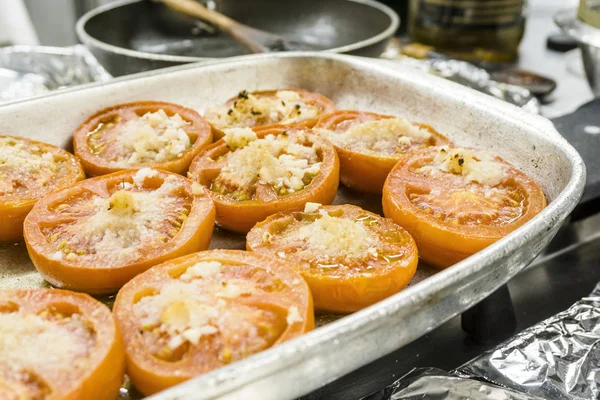 Deliziosi Pomodori Forno Con Formaggio Fuso Padella — Foto Stock