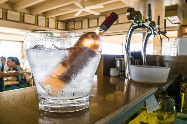 Vino Rosato Secchio Vetro Con Acqua Fredda Ghiaccio Nel Ristorante — Foto Stock