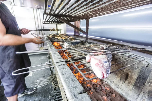 Cocinar Parrilla Delicioso Gran Pescado Dorado Carbón Vegetal Restaurante — Foto de Stock