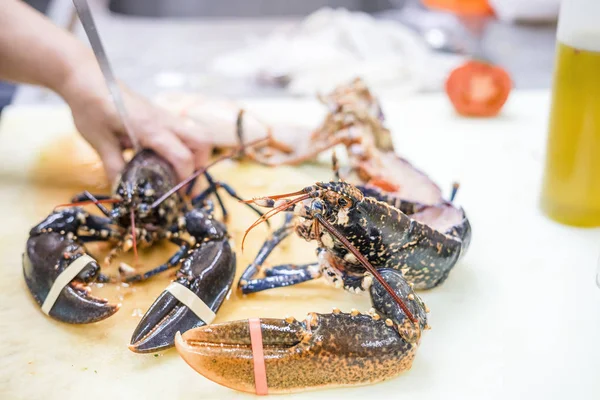 Dwa Homarów Kuchni Deska Krojenia Mają Być Przygotowane Jedzenia Restauracji — Zdjęcie stockowe