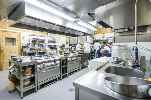 Personale Della Cucina Impegnato Preparare Cibo Durante Ora Pranzo Nel — Foto Stock