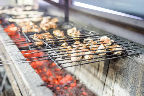Muitos Espetos Carne Barbeados Carvão Vegetal Restaurante — Fotografia de Stock