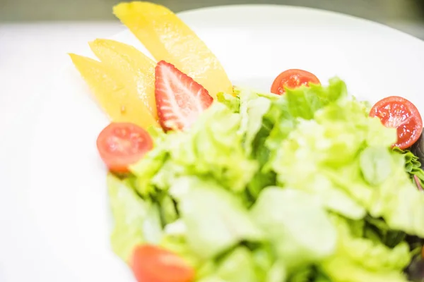 Gezonde Lichte Salade Met Tomaten Fruit — Stockfoto
