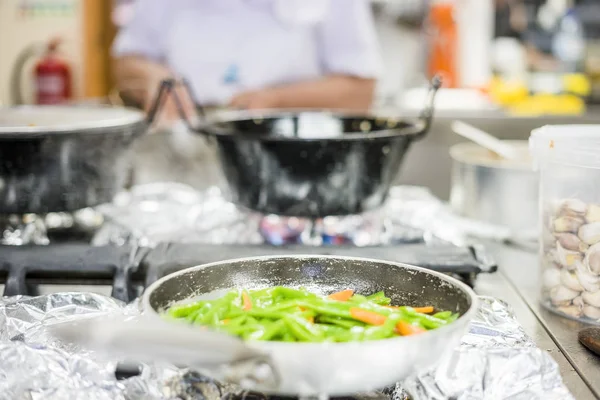 Fagiolini Carota Fritti Insieme Sulla Padella Argento Nel Ristorante — Foto Stock