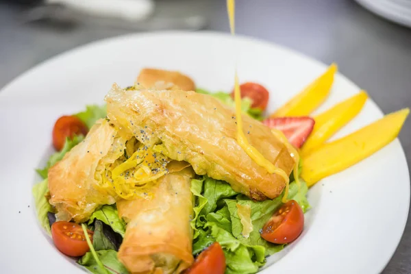 Croquetas Mariscos Servidas Con Lechuga Tomates Cherry Mango Plato Blanco —  Fotos de Stock