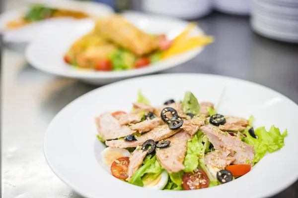 Deliciosa Ensalada Atún Con Aceitunas Negras Servidas Plato Blanco —  Fotos de Stock