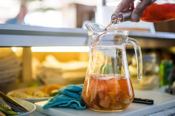 Sangria Verter Alcohol Jarra Con Naranja Fresca —  Fotos de Stock