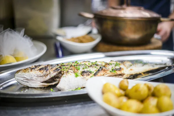 Pesce Dorato Appena Grigliato Vassoio Argento Con Patate Forno Nel — Foto Stock