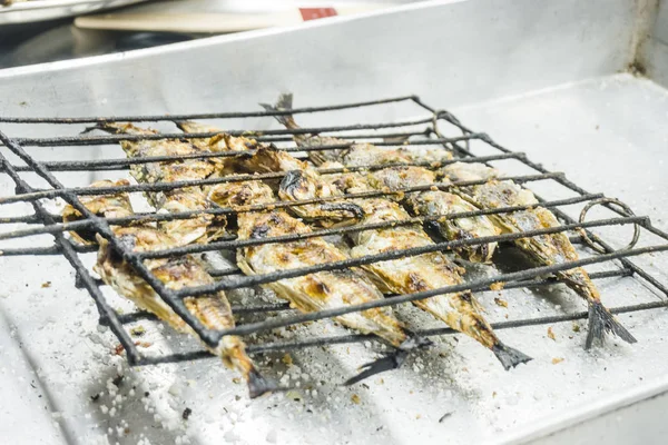 Sardines Makrelen Rooster Zojuist Genomen Uit Barbecue Vuur — Stockfoto