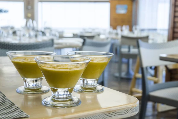 Drie Mango Mousses Glazen Kommen Het Restaurant — Stockfoto