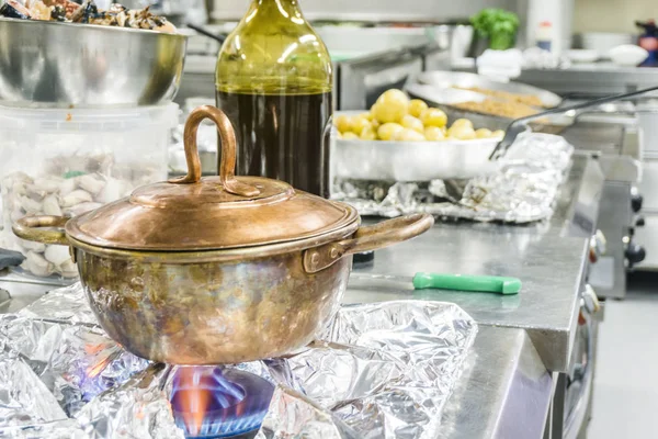 ガスの上に食べ物とヴィンテージの銅鍋ストーブのレストランで — ストック写真