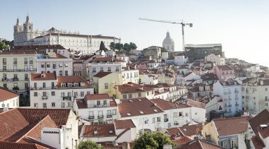 Güneşli bir gün, Lizbon, Portekiz sırasında büyüleyici Alfama görünümünü