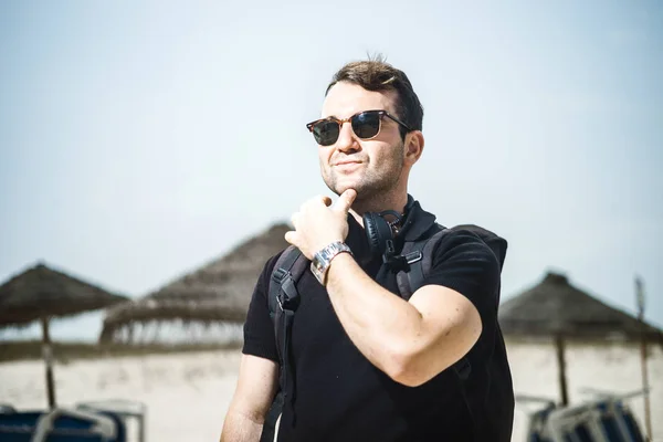 Hombre Moda Con Gafas Sol Auriculares Reloj Mochila Playa — Foto de Stock