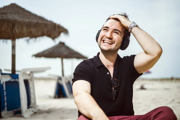 Fashionable Man Fancy Glasses Headphones Sitting Beach — Stock Photo, Image