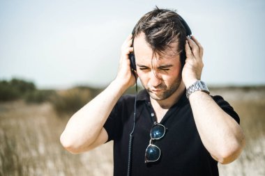 Genç çekici onun kulaklık giyen siyah zevk müzik adam