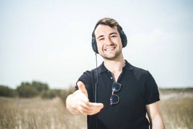 Genç çekici onun kulaklık giyen siyah zevk müzik adam