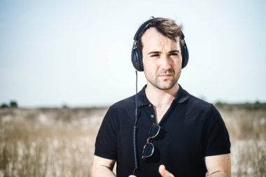 Genç çekici onun kulaklık giyen siyah zevk müzik adam
