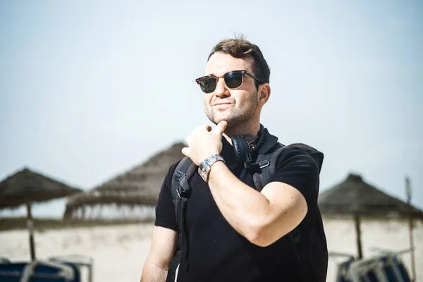 Hombre Moda Con Gafas Sol Auriculares Reloj Mochila Playa —  Fotos de Stock