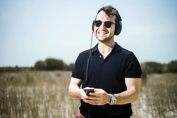Stilig Ung Man Som Spelar Musik Från Sin Smartphone Hans — Stockfoto