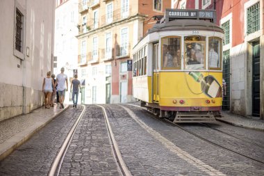 Sabah, Portekiz Lizbon tarihi sokaklarda sarı tramvay