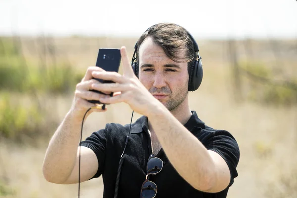 Joven Moda Tocando Música Desde Teléfono Inteligente Sus Auriculares —  Fotos de Stock