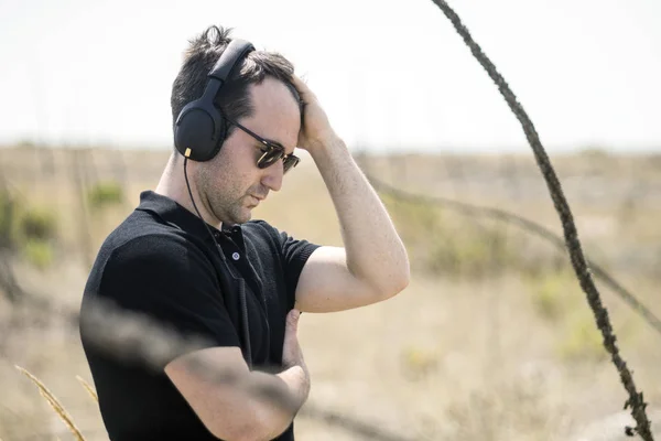 Jonge Aantrekkelijke Man Met Zonnebril Luisteren Naar Muziek Zijn Hoofdtelefoon — Stockfoto