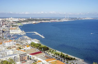 Setubal, Portekiz marina ve şehir merkezinin panoramik görünüm