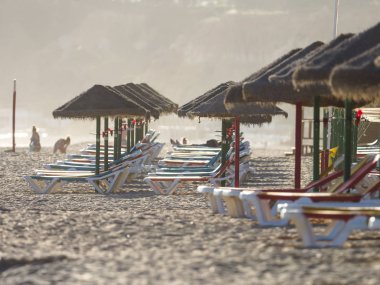 Renkli şezlong üzerinde plaj Algarve, Portekiz hasır şemsiyeler altında