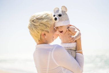 Neşeli oğlu ile sahilde oynarken mutlu anne