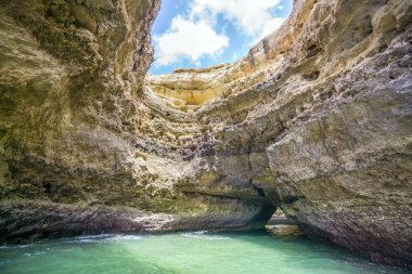 Şaşırtıcı mağaralar oluşumu Atlantic Coast okyanustan Portekiz alınan Algarve'deki/daki oteller