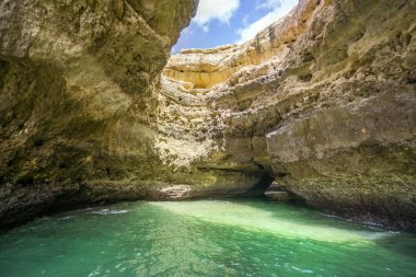 Şaşırtıcı mağaralar oluşumu Atlantic Coast okyanustan Portekiz alınan Algarve'deki/daki oteller