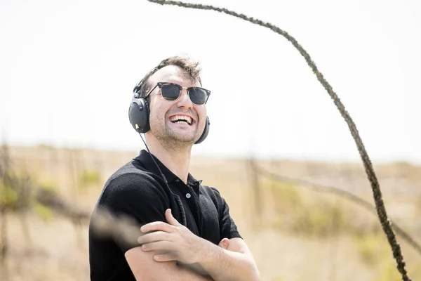 Joven Hombre Atractivo Con Gafas Sol Disfrutando Música Sus Auriculares — Foto de Stock