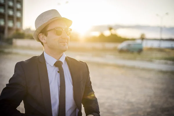 Portret Van Levensstijl Van Vintage Zoekt Jonge Man Pak Met — Stockfoto