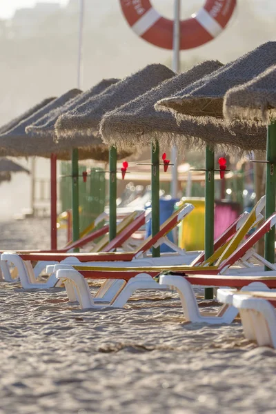 Chaises Longues Colorées Sous Des Parasols Paille Sur Plage Algarve — Photo