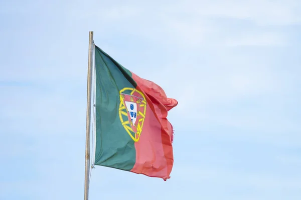 Portugese Vlag Zwaaien Sterke Wind Met Blauwe Lucht Achter — Stockfoto