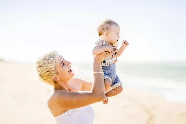 Attraente Madre Bionda Che Gioca Con Bambino Mesi Sulla Spiaggia — Foto Stock