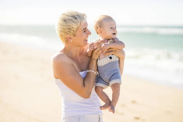 Attraente Madre Bionda Che Gioca Con Bambino Mesi Sulla Spiaggia — Foto Stock