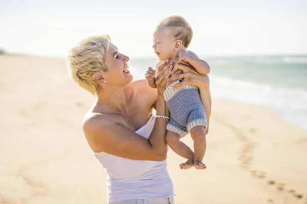 Attraente Madre Bionda Che Gioca Con Bambino Mesi Sulla Spiaggia — Foto Stock