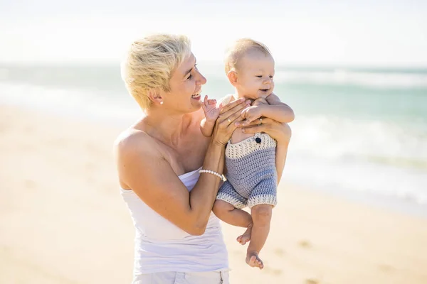 Attraente Madre Bionda Che Gioca Con Bambino Mesi Sulla Spiaggia — Foto Stock