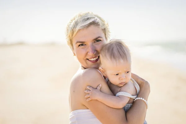 Привлекательная Мать Блондинка Играющая Месячным Мальчиком Пляже — стоковое фото