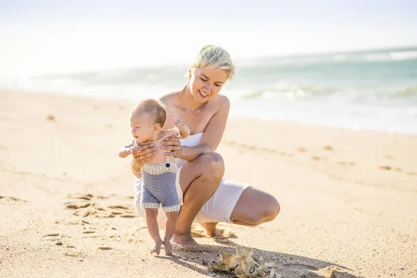 Привлекательная Мать Блондинка Играющая Месячным Мальчиком Пляже — стоковое фото